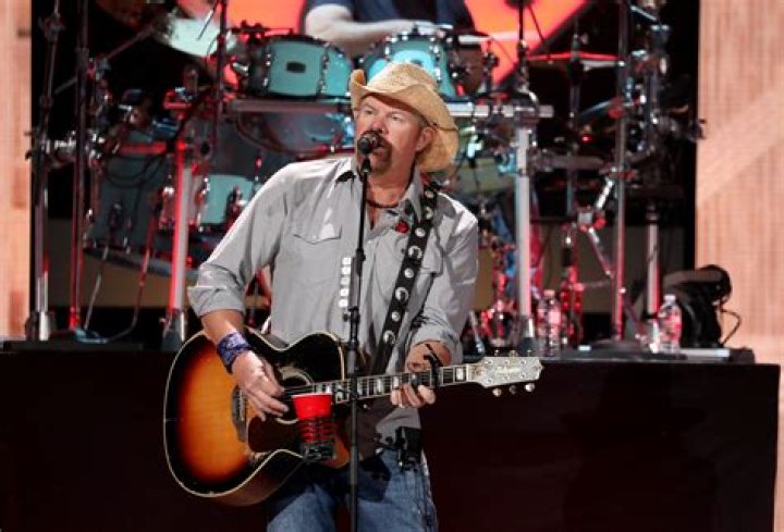 Tricia Lucus height: How tall is Toby Keith's wife? 1 Toby Keith